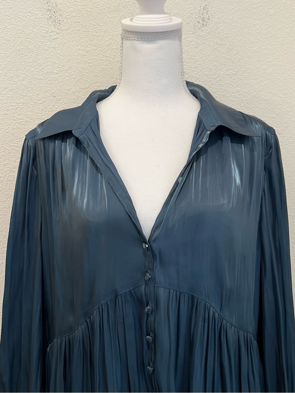 Cinq à Sept Slate Blue Satin Pleated Tiered Shirt Dress 12 Pockets - Picture 2 of 14